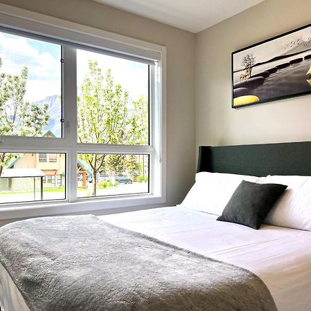 Brand New 2Br Condo With Outdoor Swimming Pool And Hot Tub Canmore Eksteriør billede