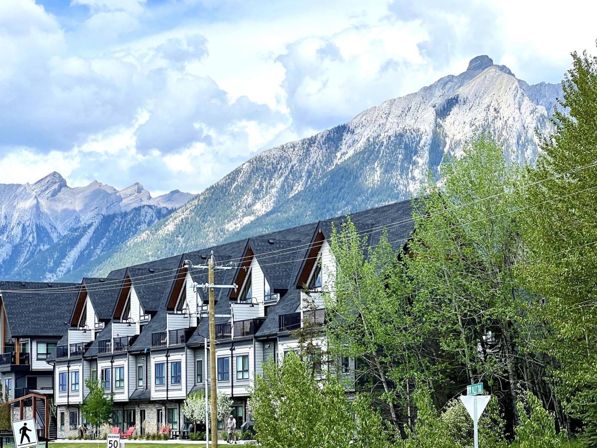 Brand New 2Br Condo With Outdoor Swimming Pool And Hot Tub Canmore Eksteriør billede