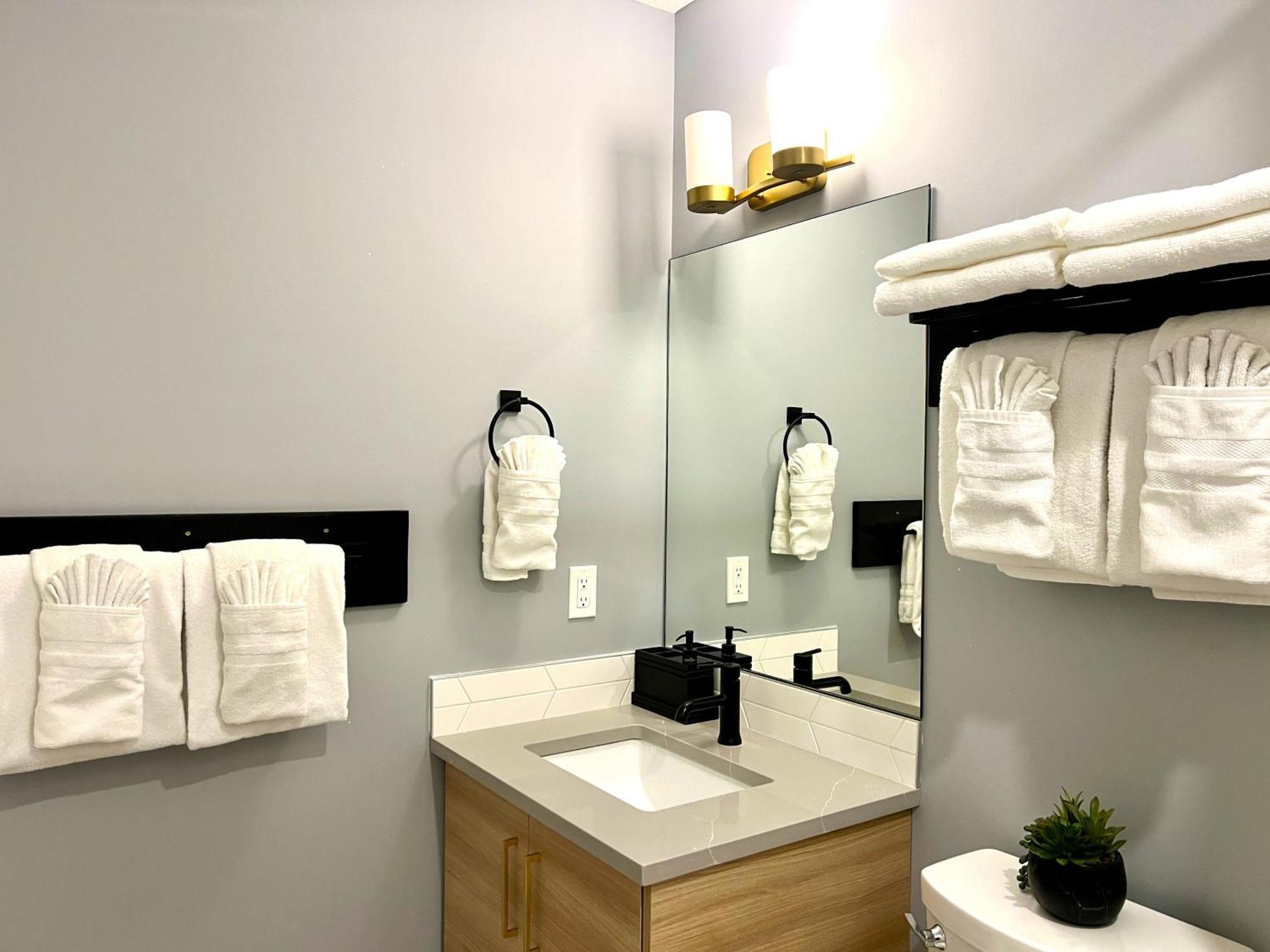 Brand New 2Br Condo With Outdoor Swimming Pool And Hot Tub Canmore Eksteriør billede