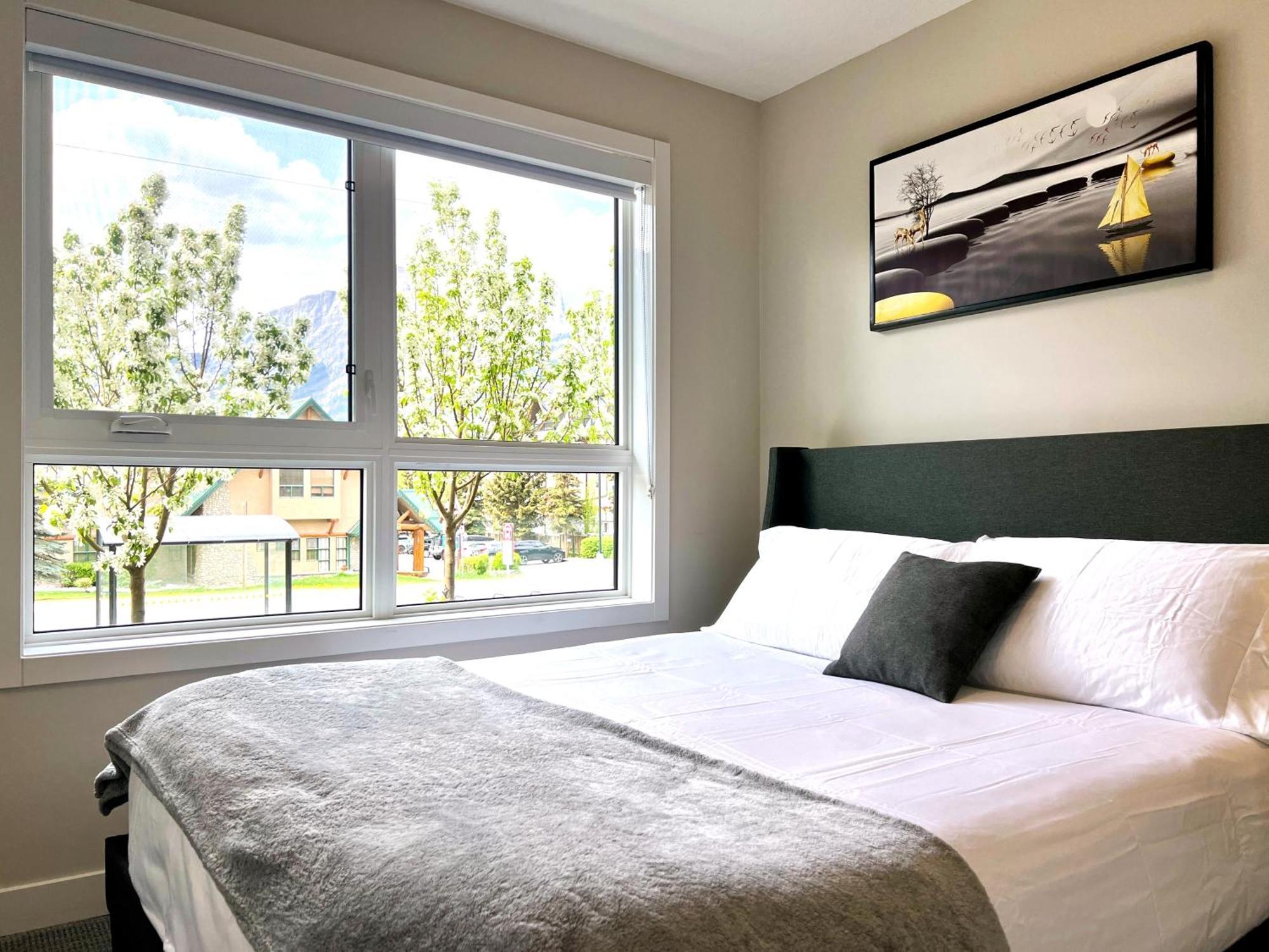 Brand New 2Br Condo With Outdoor Swimming Pool And Hot Tub Canmore Eksteriør billede