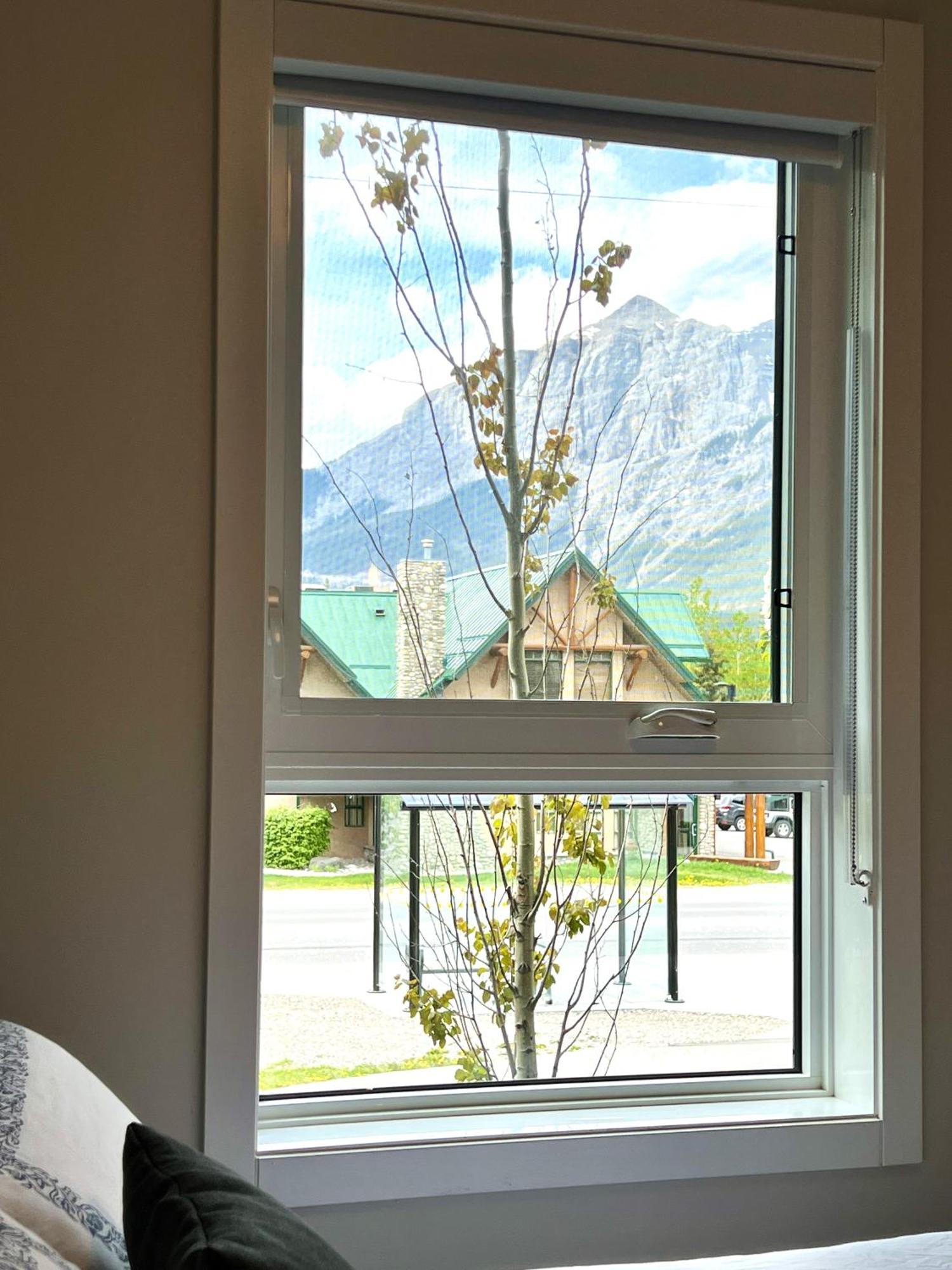 Brand New 2Br Condo With Outdoor Swimming Pool And Hot Tub Canmore Eksteriør billede