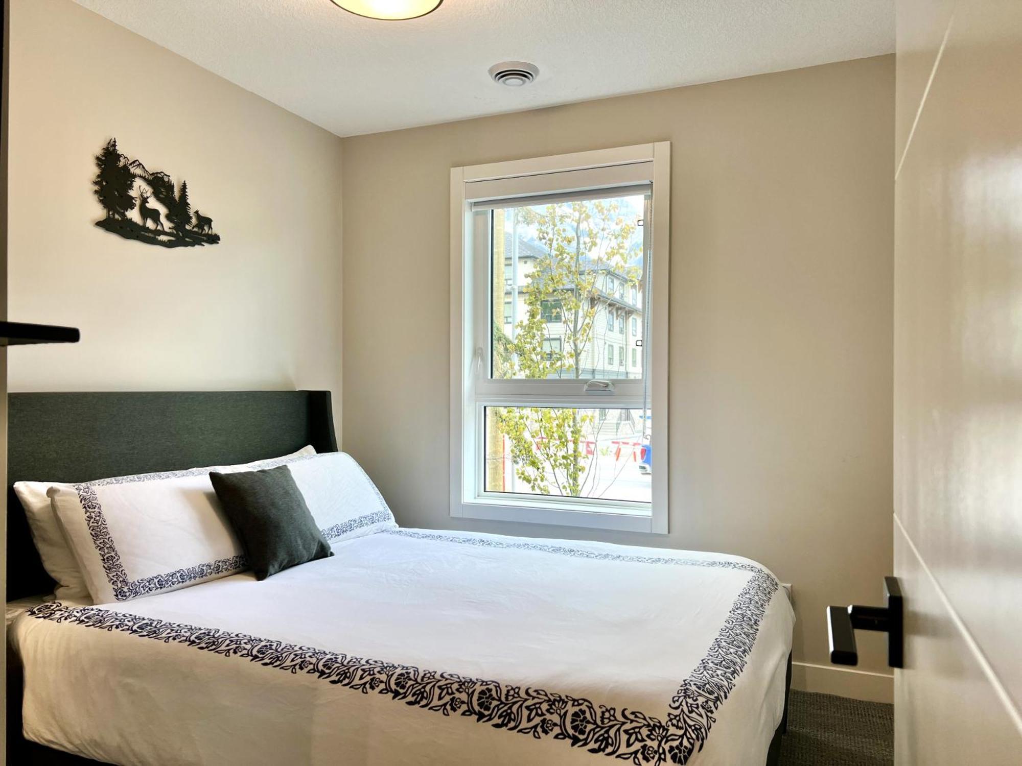 Brand New 2Br Condo With Outdoor Swimming Pool And Hot Tub Canmore Eksteriør billede