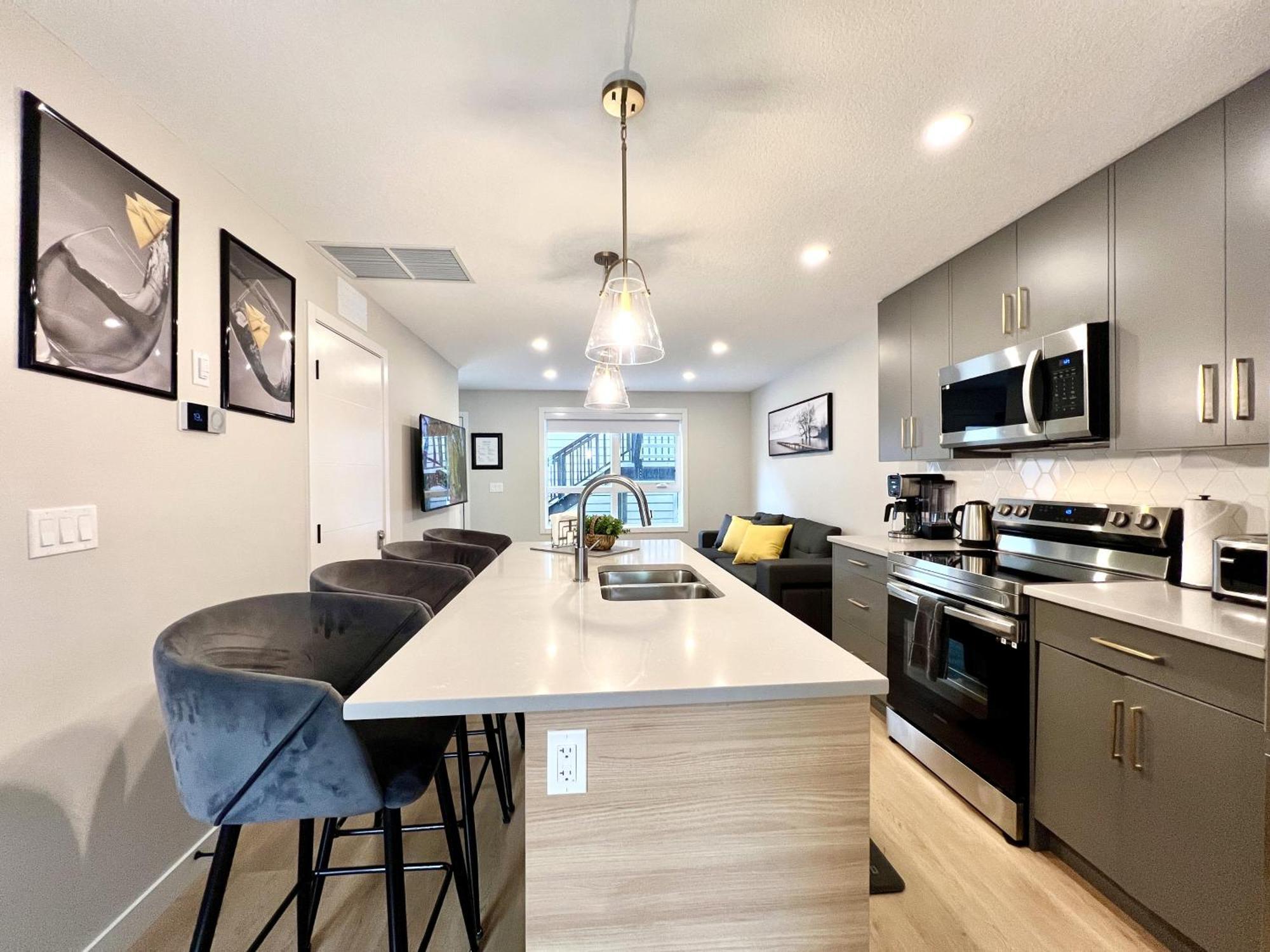 Brand New 2Br Condo With Outdoor Swimming Pool And Hot Tub Canmore Eksteriør billede