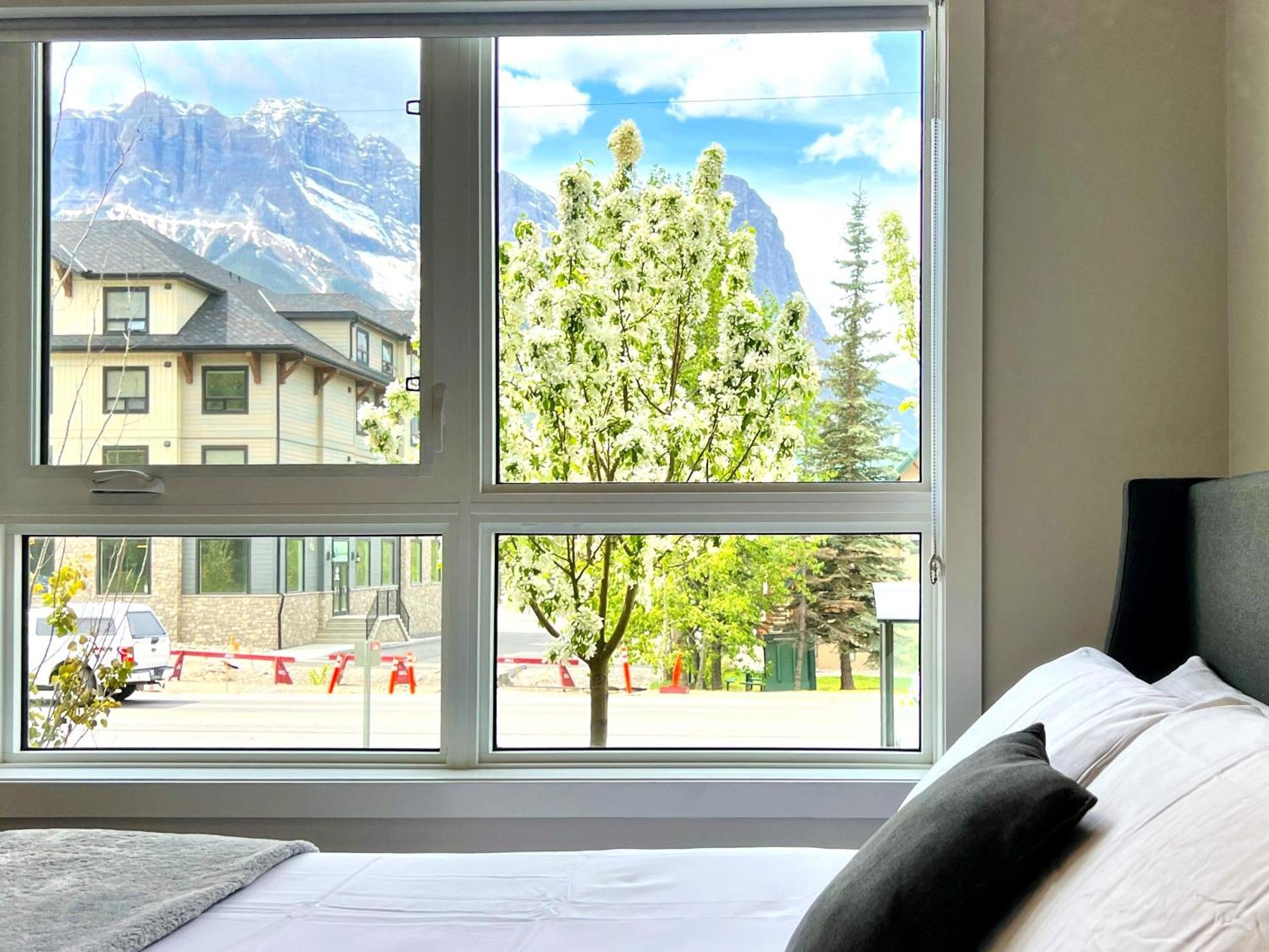 Brand New 2Br Condo With Outdoor Swimming Pool And Hot Tub Canmore Eksteriør billede